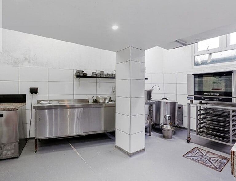 3 Selkirk Rd, London for lease - Interior Photo - Image 3 of 8