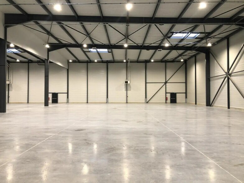 Flex in Roissy-en-France for lease - Interior Photo - Image 2 of 6