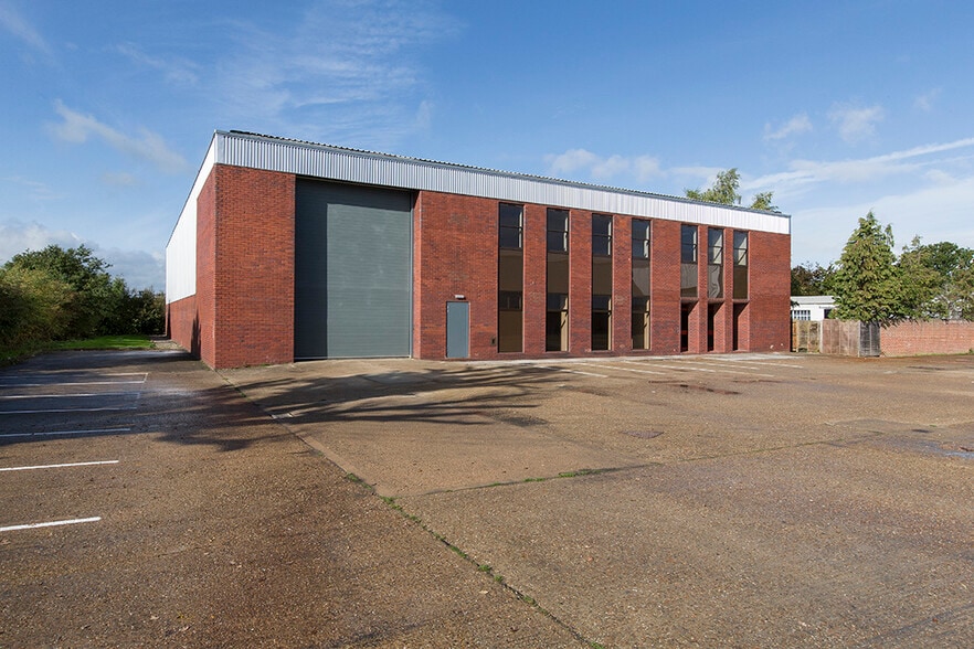 Old Brighton Rd, Lowfield Heath for lease - Building Photo - Image 3 of 5