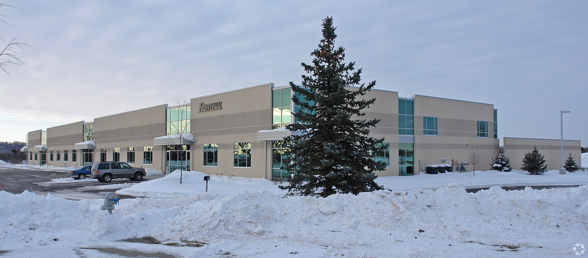940 Blue Ribbon Cir, Oconomowoc, WI for sale Primary Photo- Image 1 of 1