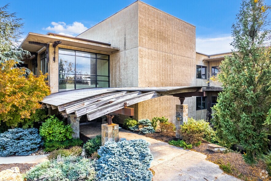 25501 W Valley Pky, Olathe, KS for sale - Primary Photo - Image 1 of 31