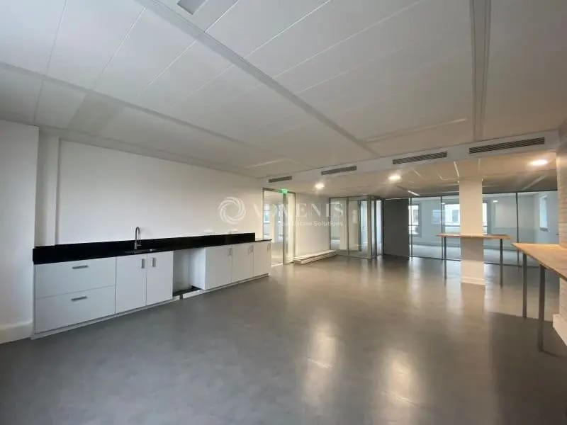 Office in Boulogne-Billancourt for lease Interior Photo- Image 1 of 2