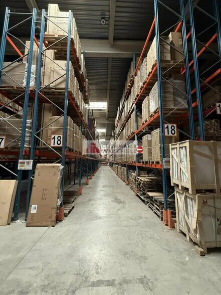 Flex in Nîmes for lease - Interior Photo - Image 2 of 3