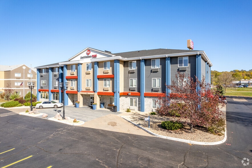 1200 Gateway Blvd, Hudson, WI for sale - Building Photo - Image 1 of 1