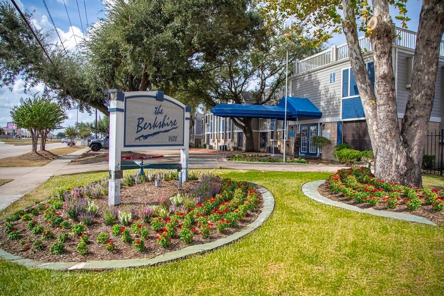 8600 Theta St, Houston, TX for sale - Building Photo - Image 2 of 39