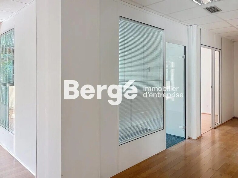 Office in Valbonne for lease - Interior Photo - Image 2 of 8