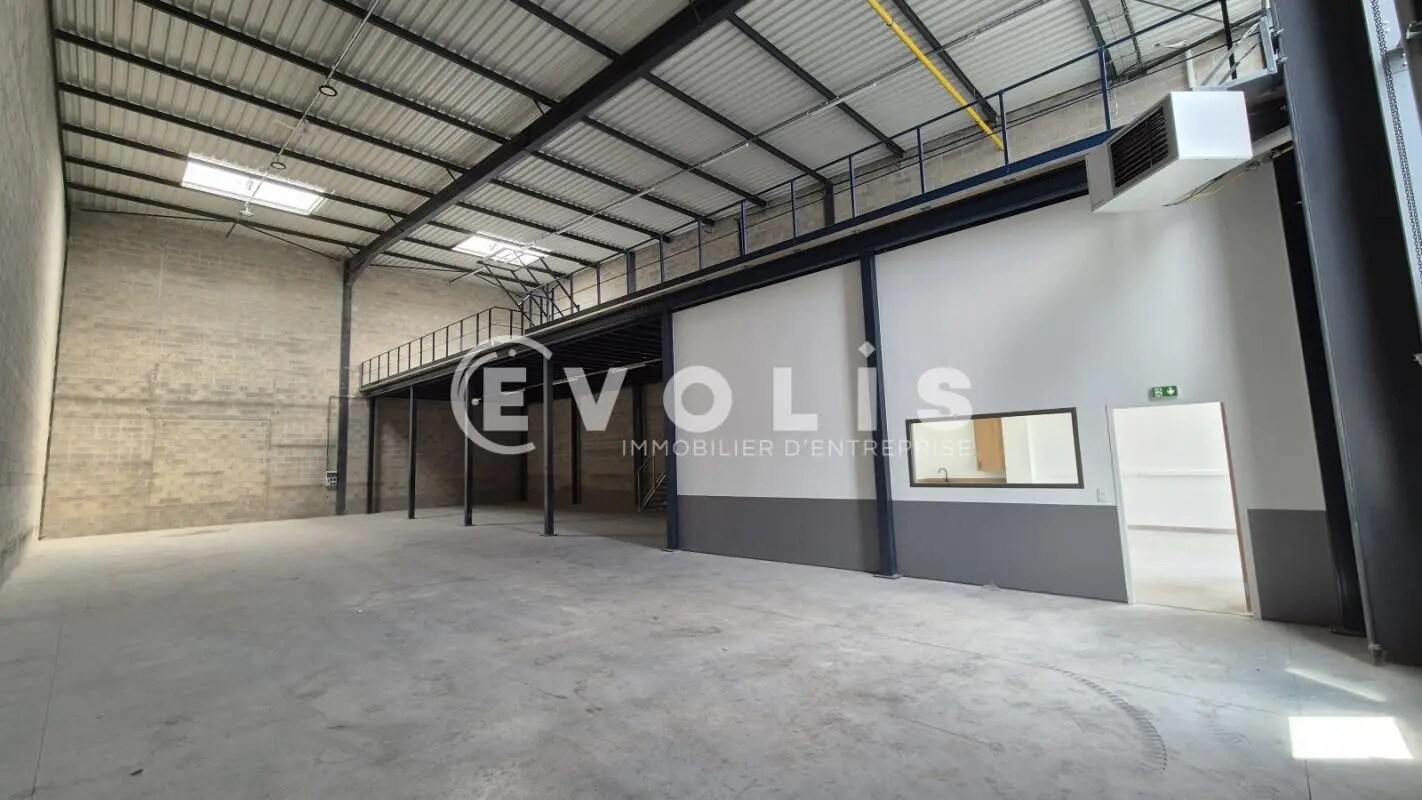 Retail in Serris for lease Building Photo- Image 1 of 10