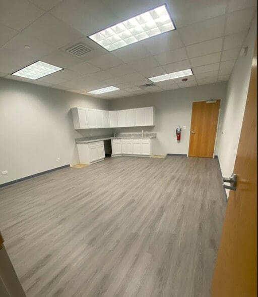 621 Busse Rd, Bensenville, IL for lease - Interior Photo - Image 2 of 15