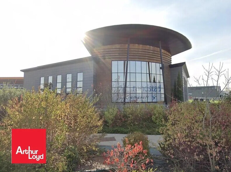 Office in Chartres for lease - Building Photo - Image 1 of 4