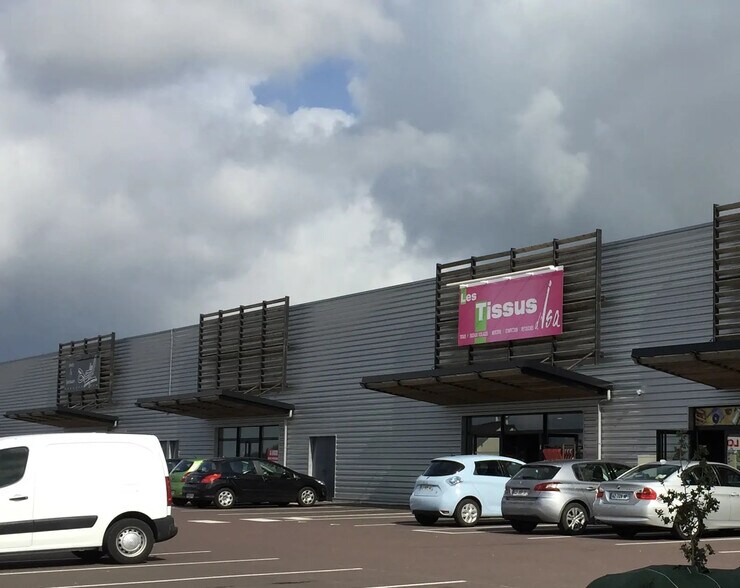 Retail in Cherbourg-en-Cotentin for lease - Building Photo - Image 1 of 1