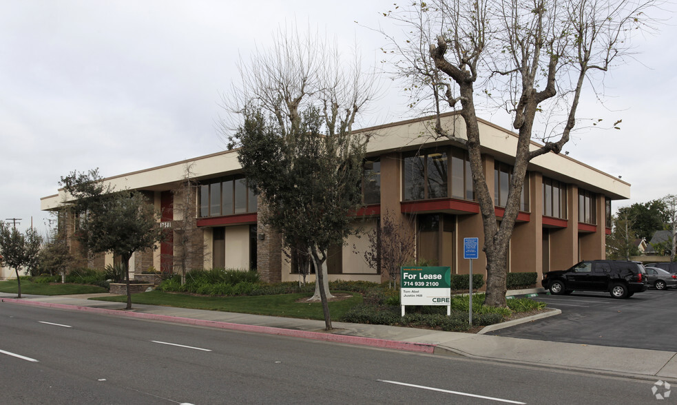 17581 Irvine Blvd, Tustin, CA for lease - Building Photo - Image 1 of 6