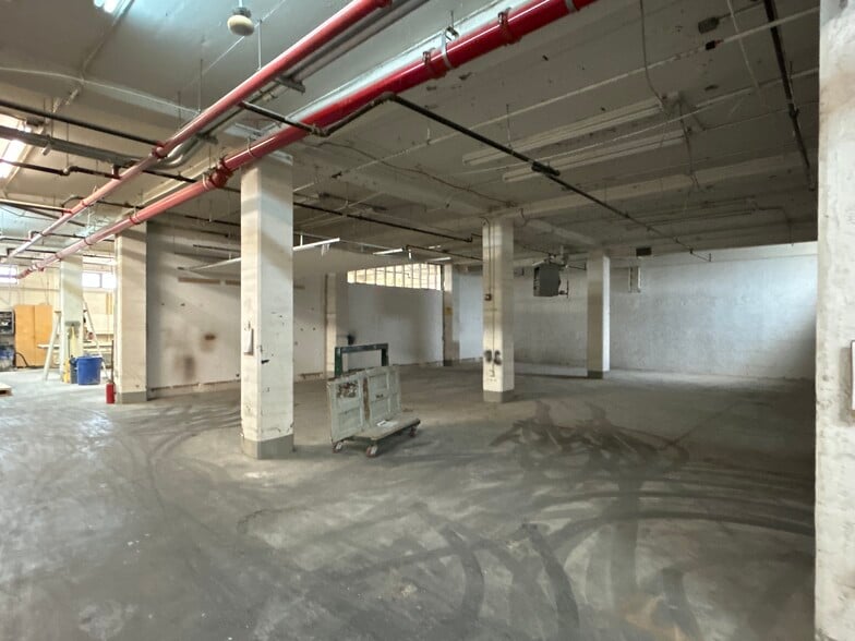 1306 43rd Ave, Long Island City, NY for lease - Building Photo - Image 2 of 7