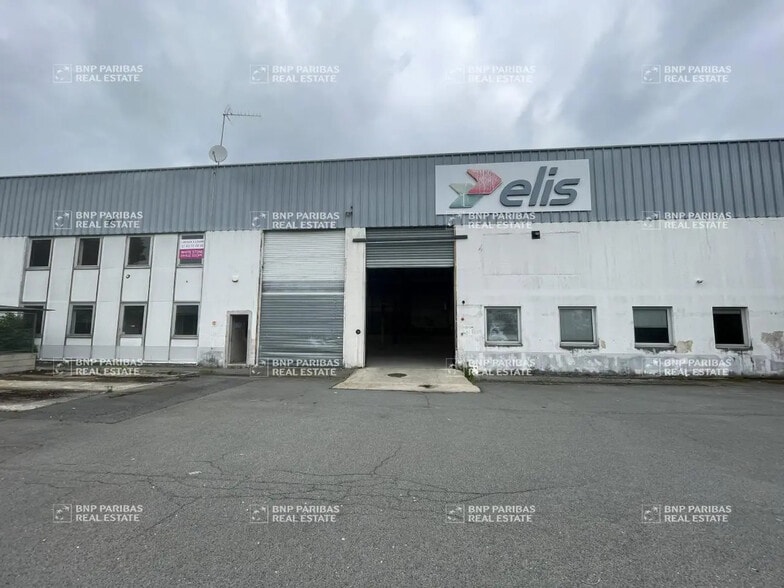 Flex in Plaisir for lease - Building Photo - Image 2 of 8