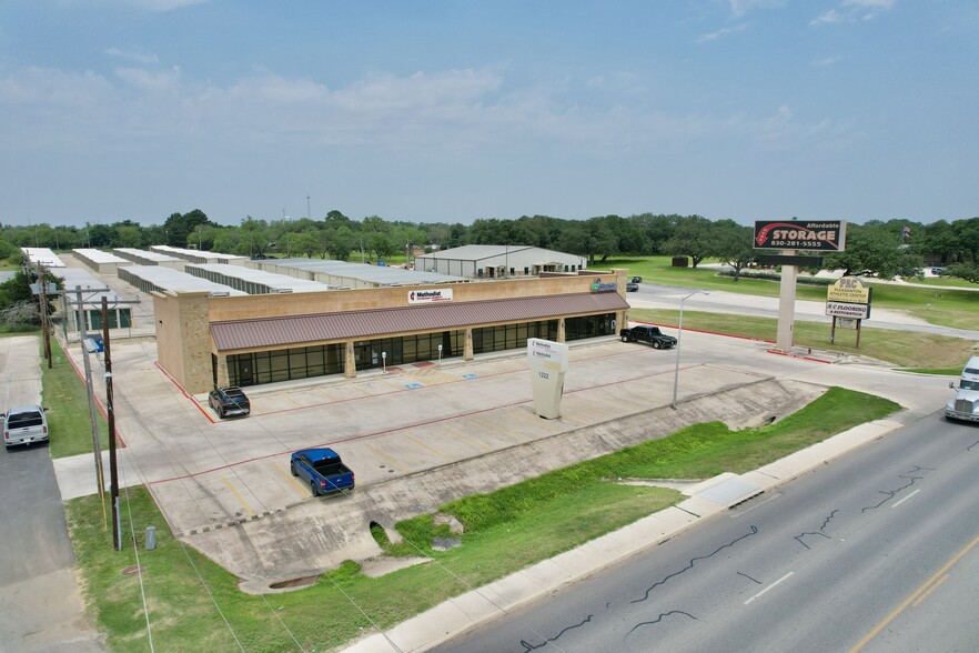 1222 W Oaklawn Rd, Pleasanton, TX for lease - Building Photo - Image 2 of 4