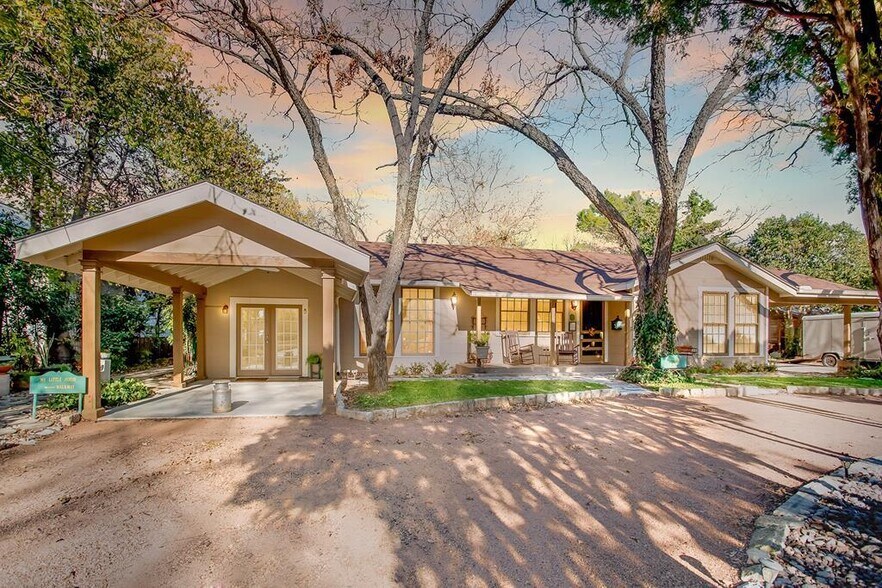 108 E Morse St, Fredericksburg, TX 78624