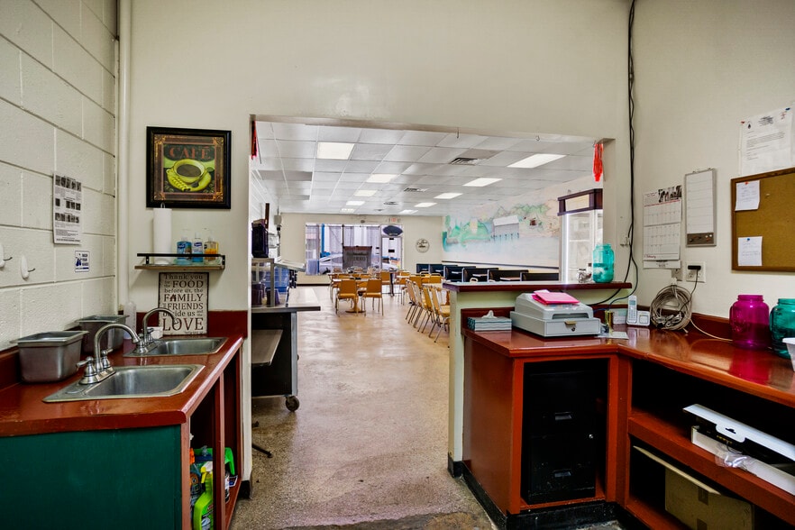 20737 Central Ave, Blountstown, FL for sale - Interior Photo - Image 3 of 33