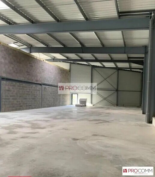 Retail in Luisant for lease - Interior Photo - Image 3 of 4