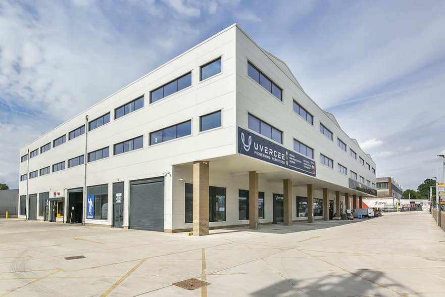 40-46 Fowler Rd, Ilford for lease - Building Photo - Image 3 of 4