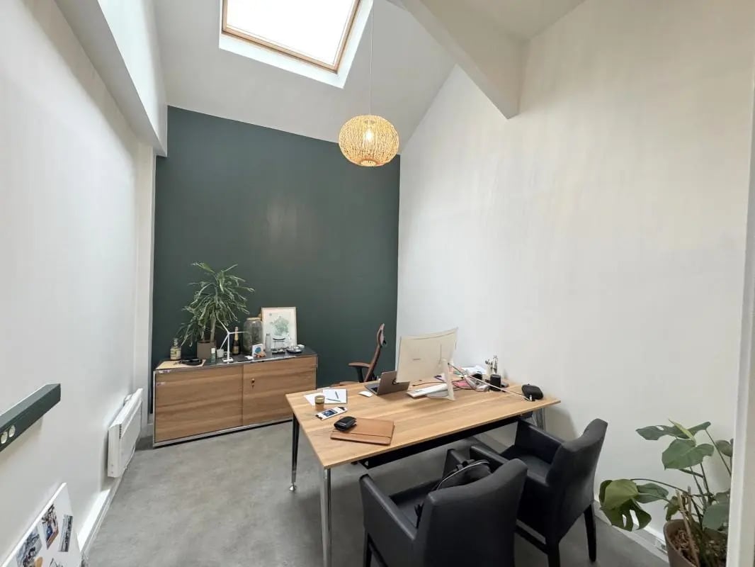 Office in Versailles for lease Interior Photo- Image 1 of 13