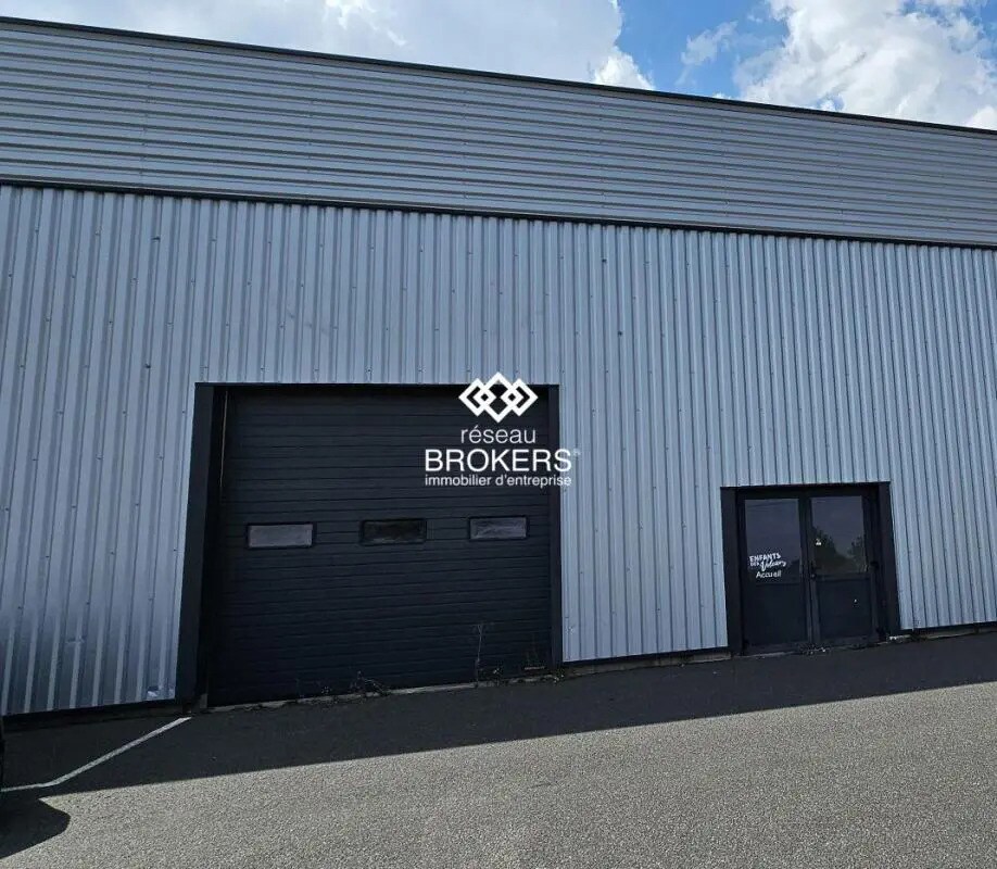 Industrial in Riom for lease Building Photo- Image 1 of 5