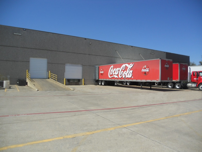 8300-8310 Eastpoint Dr, Dallas, TX for lease - Building Photo - Image 2 of 11