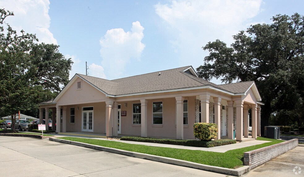 1903 Pass Rd, Biloxi, MS 39531