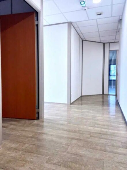 Office in Limas for lease - Building Photo - Image 2 of 5