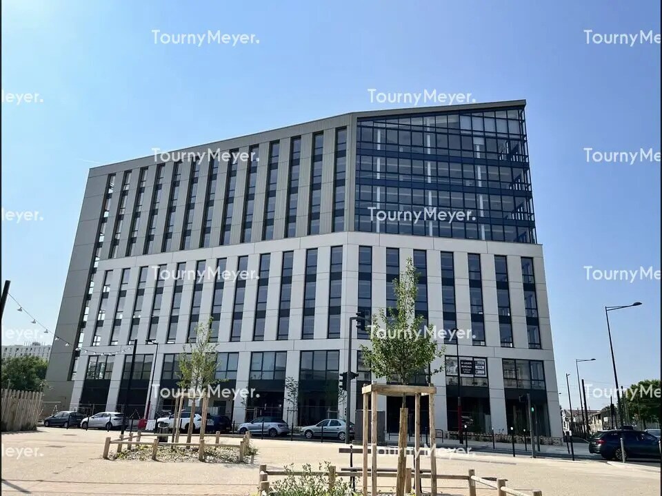 Retail in Bordeaux for lease Building Photo- Image 1 of 2