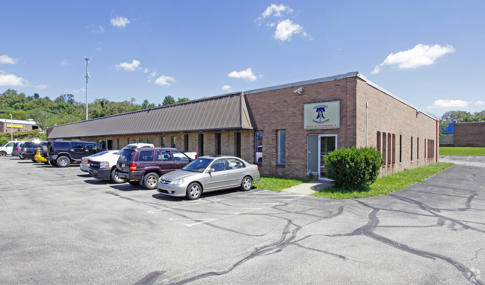 1711 Douglas Dr, Pittsburgh, PA for lease - Building Photo - Image 1 of 17