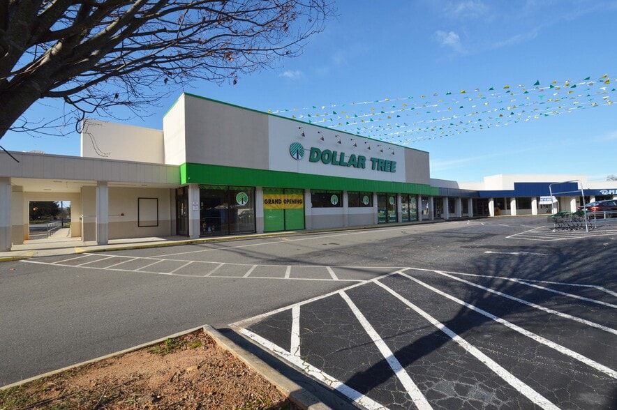 805 N Center St, Statesville, NC for lease - Building Photo - Image 2 of 3