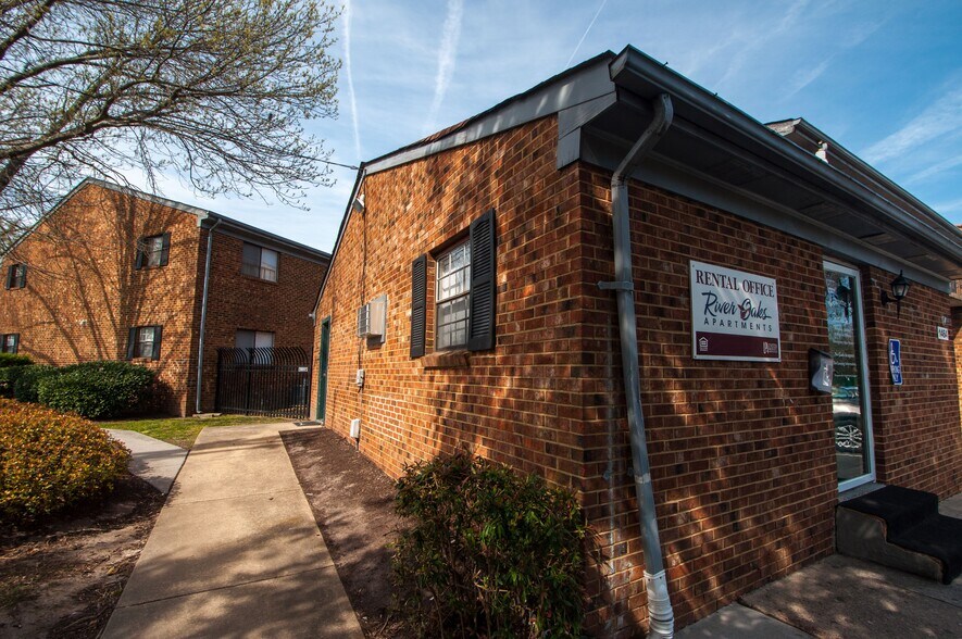 1464 Gabriel Dr, Norfolk, VA 23502 River Oaks Apartments