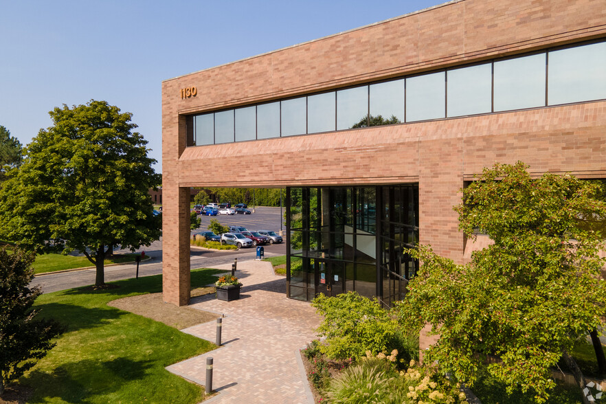 1130 W Lake Cook Rd, Buffalo Grove, IL for lease - Building Photo - Image 1 of 13