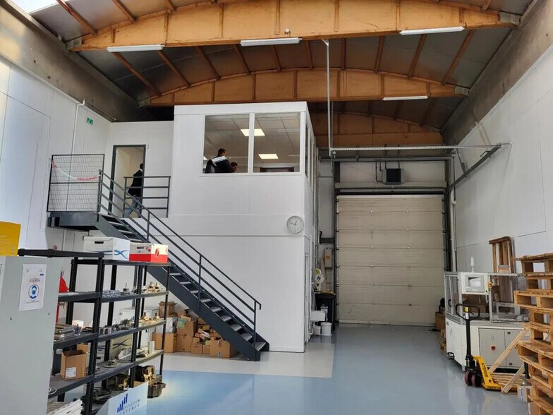 11 13 Chemin De L'Industrie, Dardilly for lease - Interior Photo - Image 2 of 5