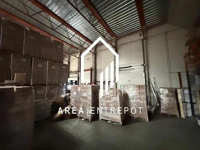 Flex in Vitrolles for lease - Interior Photo - Image 2 of 7