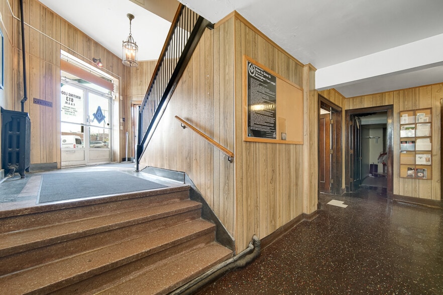 512 Temple St, Whiting, IN for sale - Interior Photo - Image 3 of 21