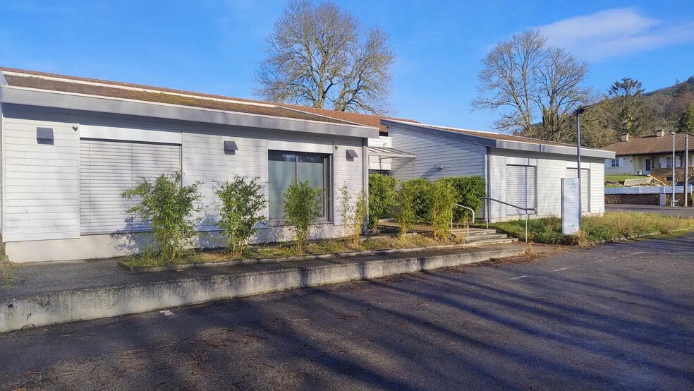 Office in La Roche-Vineuse for lease - Building Photo - Image 1 of 3