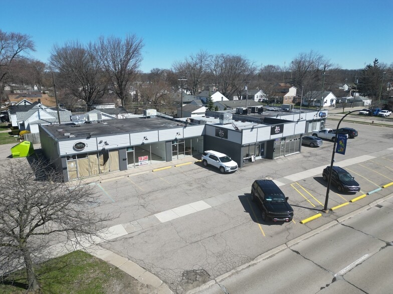 307-341 E 11 Mile Rd, Madison Heights, MI for lease - Building Photo - Image 2 of 7