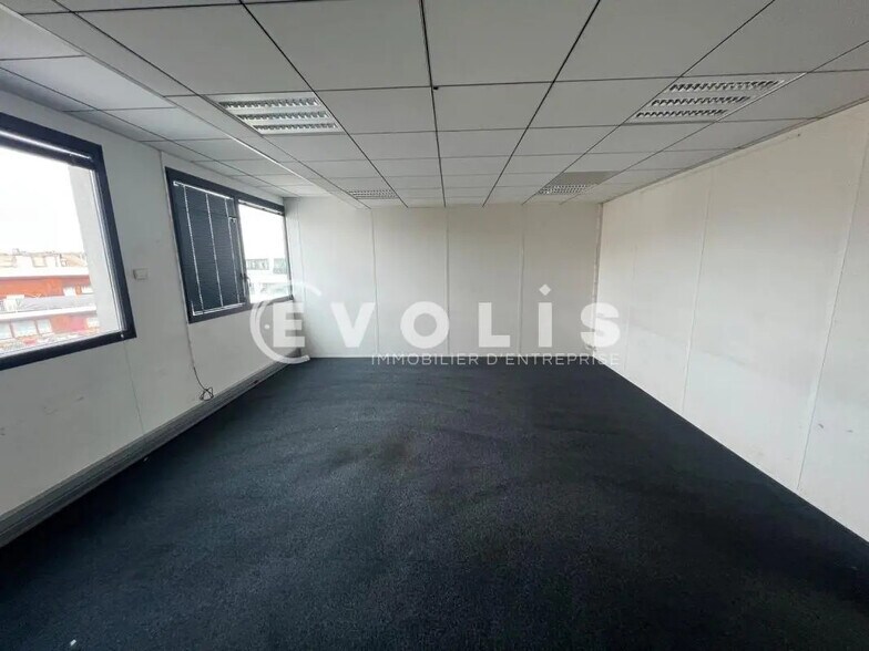 Office in Chelles for lease - Interior Photo - Image 3 of 10