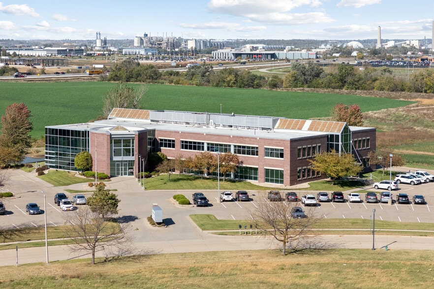 8710 Earhart Ln Sw, Cedar Rapids, IA for sale - Aerial - Image 2 of 20