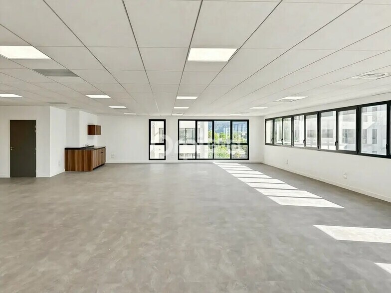 Office in Aubagne for lease - Interior Photo - Image 2 of 6