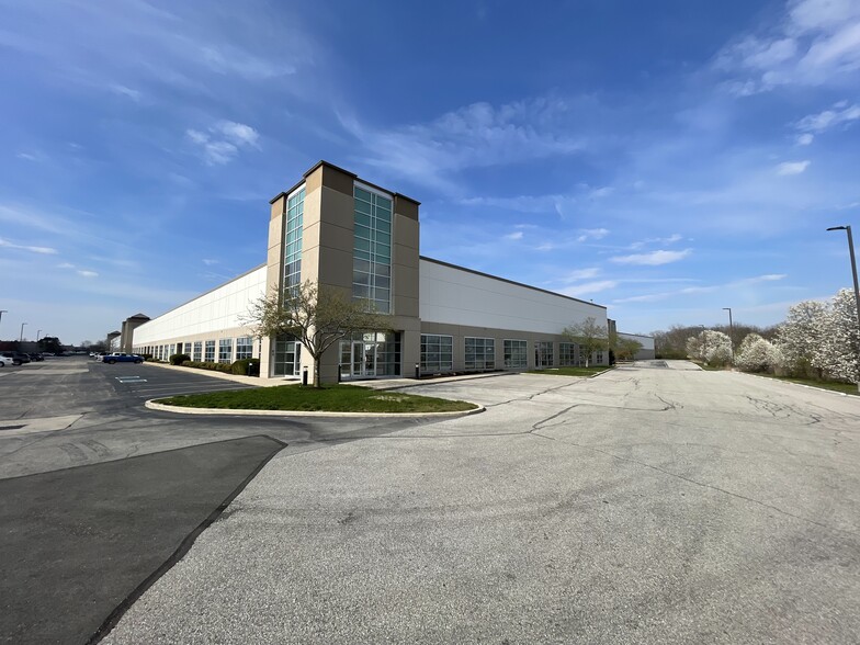 7998 Centerpoint Dr, Indianapolis, IN for lease - Building Photo - Image 1 of 12