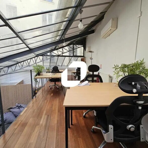 48 Rue Joseph De Maistre, Paris for sale - Interior Photo - Image 3 of 10