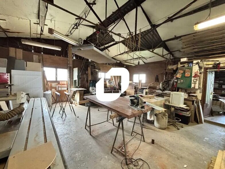 Flex in Bordeaux for sale - Interior Photo - Image 1 of 3