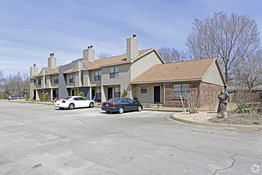 717 Beverly Ln, Rogers, AR 72756