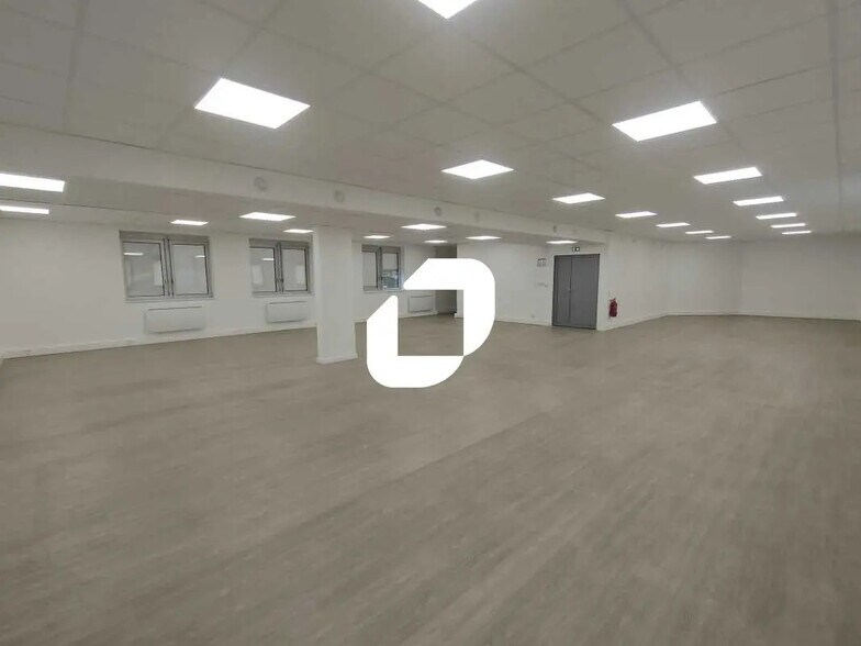 7 Rue Jean Mermoz, Versailles for lease - Building Photo - Image 1 of 6