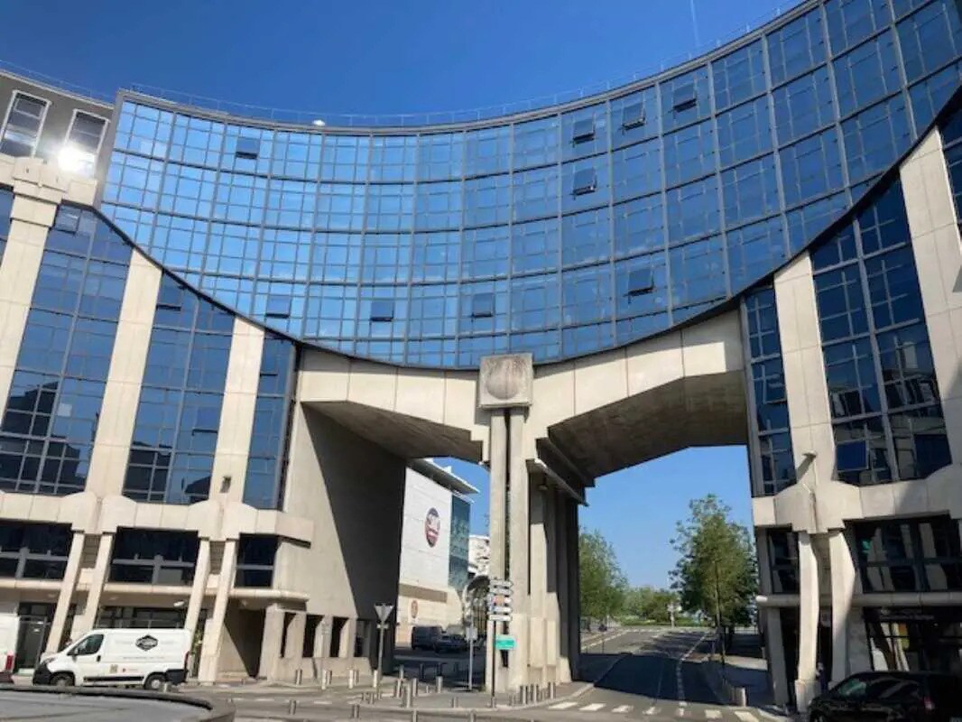 14-15 Place Georges Pompidou, Montigny-le-Bretonneux for lease Building Photo- Image 1 of 3