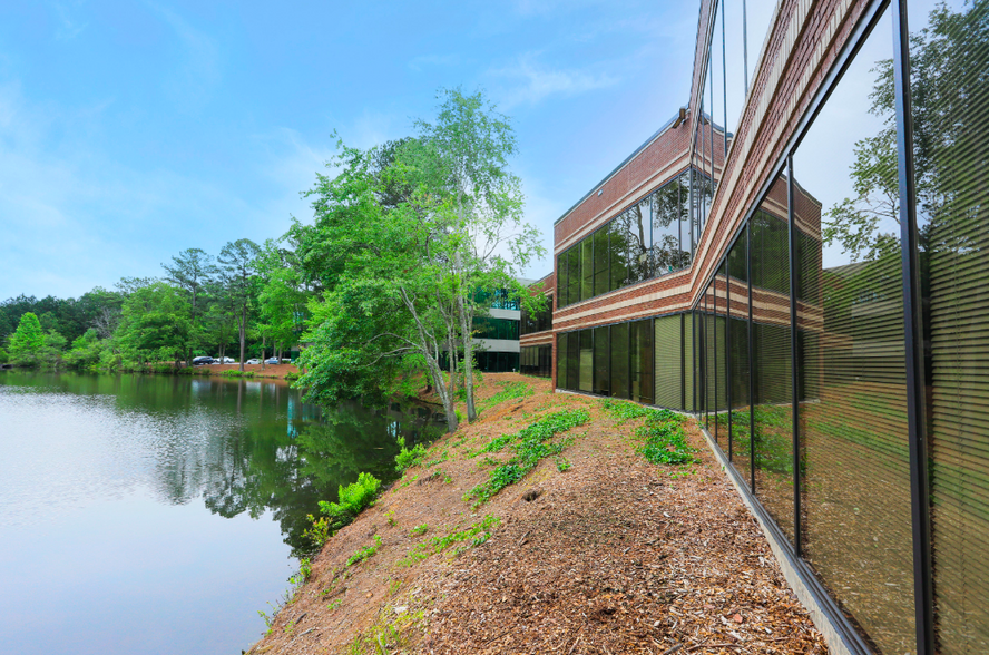 5880 Live Oak Pkwy, Norcross, GA for sale - Building Photo - Image 1 of 1