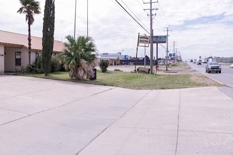 1927 W Oaklawn Rd, Pleasanton, TX for sale Building Photo- Image 1 of 1