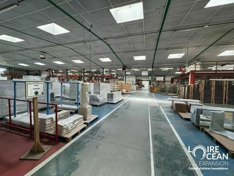 Flex in Bouaye for lease - Interior Photo - Image 2 of 10