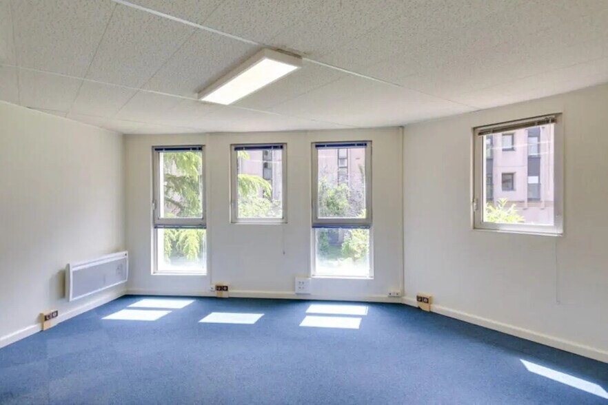 Office in Rouen for lease - Interior Photo - Image 2 of 3